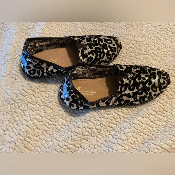 Women’s Toms Animal Print Slip-On Shoes | Y 5.5 - Picture 2 of 5